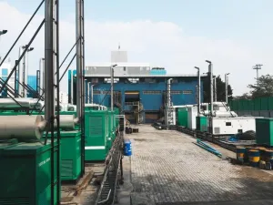 Dłonie układające samoprzylepny panel winylowy na oczyszczonej powierzchni starych płytek ceramicznych w kuchni.