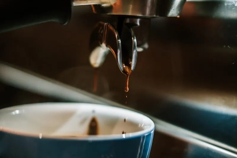 Niewłaściwe użytkowanie ekspresu - czy producent może odmówić uznania reklamacji?