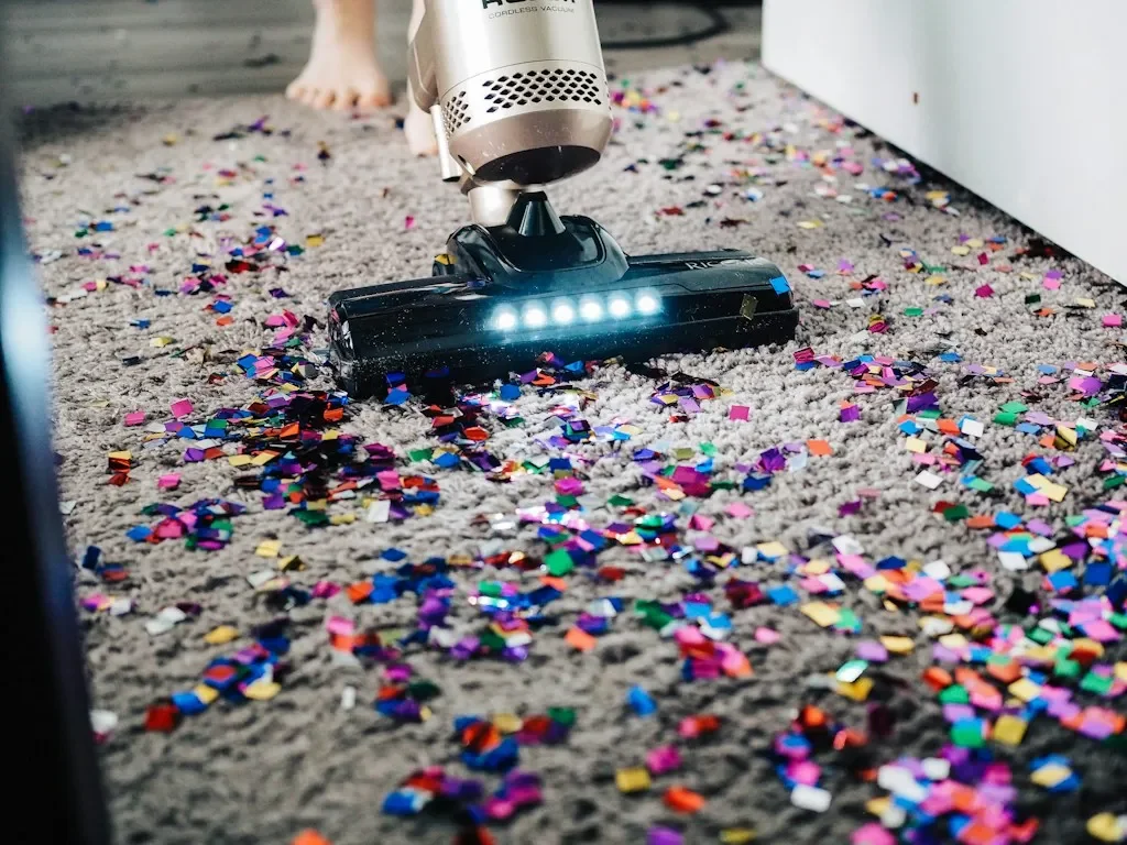 Odkurzacz pionowy czy robot sprzątający? Który lepiej sprawdzi się w małym mieszkaniu?